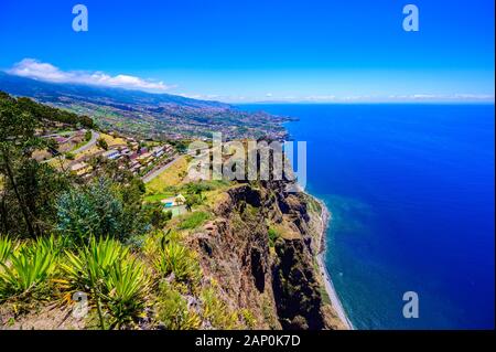 Panorama incroyable vue depuis Cabo Girao falaise près de Camara de Lobos sur l'île de Madère, Portugal Banque D'Images