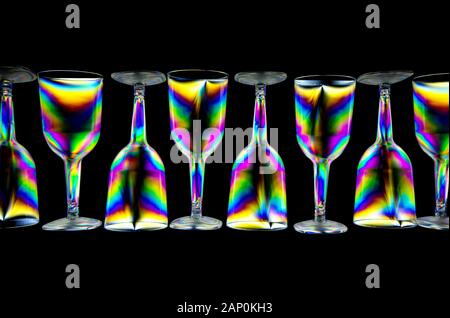 Motifs de contrainte colorés en plastique dur, révélés par l'imagerie entre deux filtres polarisants croisés. Banque D'Images