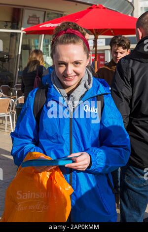 Bournemouth, Dorset, Royaume-Uni. Lundi 20 janvier 2020. Le site Quidco.com de cashback donne un total de 10 000 £ dans 10 villes britanniques pendant la journée, y compris Bournemouth, pour encourager les passants le lundi bleu, considéré comme le jour le plus déprimant de l'année. Les enveloppes distribuées contiennent 5 £, 10 £, 20 £, 50 £ de notes ou des cartes à gratter. Tout est allé en moins de 5 minutes, mais a éclairci la journée pour ceux qui ont la chance de les recevoir! Crédit: Carolyn Jenkins/Alay Live News Banque D'Images