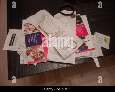 Les factures et les reçus au hasard sur la table la vie étudiante ; Angleterre ; UK Banque D'Images