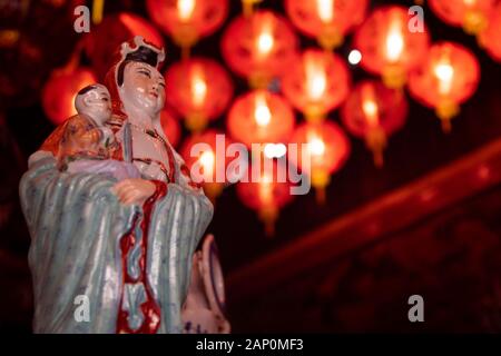 Vue d'une statue au cours de la célébration à Dhanagun à Bogor Temple.Le nettoyage des statues des dieux est l'une des traditions les citoyens chinois d'accueillir le Nouvel An chinois. Banque D'Images