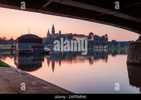 L'aube au Château Royal de Wawel à Cracovie. Banque D'Images