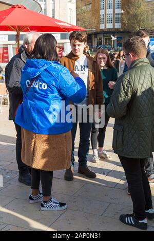 Bournemouth, Dorset, Royaume-Uni. Lundi 20 janvier 2020. Le site Quidco.com de cashback donne un total de 10 000 £ dans 10 villes britanniques pendant la journée, y compris Bournemouth, pour encourager les passants le lundi bleu, considéré comme le jour le plus déprimant de l'année. Les enveloppes distribuées contiennent 5 £, 10 £, 20 £, 50 £ de notes ou des cartes à gratter. Tout est allé en moins de 5 minutes, mais a éclairci la journée pour ceux qui ont la chance de les recevoir! Crédit: Carolyn Jenkins/Alay Live News Banque D'Images