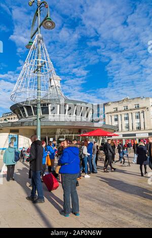 Bournemouth, Dorset, Royaume-Uni. Lundi 20 janvier 2020. Le site Quidco.com de cashback donne un total de 10 000 £ dans 10 villes britanniques pendant la journée, y compris Bournemouth, pour encourager les passants le lundi bleu, considéré comme le jour le plus déprimant de l'année. Les enveloppes distribuées contiennent 5 £, 10 £, 20 £, 50 £ de notes ou des cartes à gratter. Tout est allé en moins de 5 minutes, mais a éclairci la journée pour ceux qui ont la chance de les recevoir! Crédit: Carolyn Jenkins/Alay Live News Banque D'Images