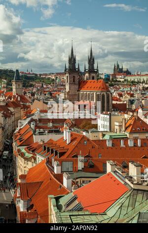 Après-midi d'automne dans la vieille ville de Prague. Banque D'Images