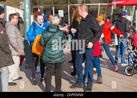 Bournemouth, Dorset, Royaume-Uni. Lundi 20 janvier 2020. Le site Quidco.com de cashback donne un total de 10 000 £ dans 10 villes britanniques pendant la journée, y compris Bournemouth, pour encourager les passants le lundi bleu, considéré comme le jour le plus déprimant de l'année. Les enveloppes distribuées contiennent 5 £, 10 £, 20 £, 50 £ de notes ou des cartes à gratter. Tout est allé en moins de 5 minutes, mais a éclairci la journée pour ceux qui ont la chance de les recevoir! Crédit: Carolyn Jenkins/Alay Live News Banque D'Images