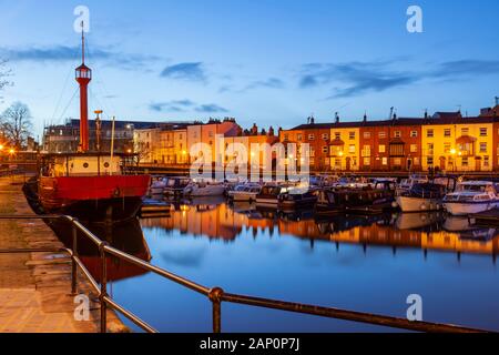Soirée au bassin de Bathurst, le port de Bristol, Angleterre. Banque D'Images