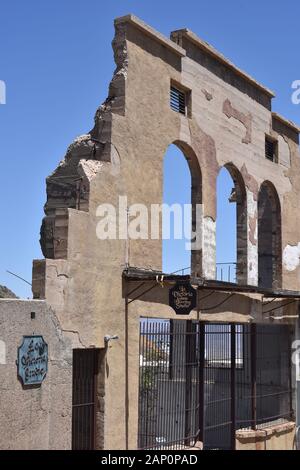 Jerome, AZ. Aux Etats-Unis Mai 18, 2018. Un monument historique national 1967, Jerome's Cleopatra hill tunnel/boom minier de cuivre à ciel ouvert buste 1890 à 1950. Banque D'Images