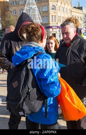 Bournemouth, Dorset, Royaume-Uni. Lundi 20 janvier 2020. Le site Quidco.com de cashback donne un total de 10 000 £ dans 10 villes britanniques pendant la journée, y compris Bournemouth, pour encourager les passants le lundi bleu, considéré comme le jour le plus déprimant de l'année. Les enveloppes distribuées contiennent 5 £, 10 £, 20 £, 50 £ de notes ou des cartes à gratter. Tout est allé en moins de 5 minutes, mais a éclairci la journée pour ceux qui ont la chance de les recevoir! Crédit: Carolyn Jenkins/Alay Live News Banque D'Images