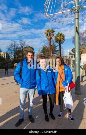 Bournemouth, Dorset, Royaume-Uni. Lundi 20 janvier 2020. Le site Quidco.com de cashback donne un total de 10 000 £ dans 10 villes britanniques pendant la journée, y compris Bournemouth, pour encourager les passants le lundi bleu, considéré comme le jour le plus déprimant de l'année. Les enveloppes distribuées contiennent 5 £, 10 £, 20 £, 50 £ de notes ou des cartes à gratter. Tout est allé en moins de 5 minutes, mais a éclairci la journée pour ceux qui ont la chance de les recevoir! Crédit: Carolyn Jenkins/Alay Live News Banque D'Images