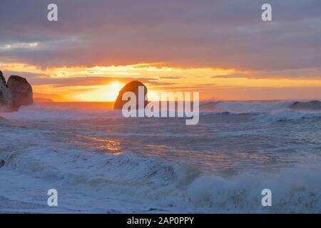 Lever tôt le matin à la baie d'eau douce sur l'île de Wight par un froid matin de janvier avec une mer agitée et les vagues Banque D'Images