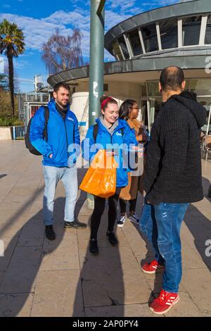 Bournemouth, Dorset, Royaume-Uni. Lundi 20 janvier 2020. Le site Quidco.com de cashback donne un total de 10 000 £ dans 10 villes britanniques pendant la journée, y compris Bournemouth, pour encourager les passants le lundi bleu, considéré comme le jour le plus déprimant de l'année. Les enveloppes distribuées contiennent 5 £, 10 £, 20 £, 50 £ de notes ou des cartes à gratter. Tout est allé en moins de 5 minutes, mais a éclairci la journée pour ceux qui ont la chance de les recevoir! Crédit: Carolyn Jenkins/Alay Live News Banque D'Images