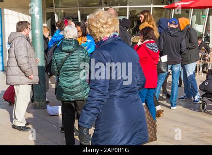 Bournemouth, Dorset, Royaume-Uni. Lundi 20 janvier 2020. Le site Quidco.com de cashback donne un total de 10 000 £ dans 10 villes britanniques pendant la journée, y compris Bournemouth, pour encourager les passants le lundi bleu, considéré comme le jour le plus déprimant de l'année. Les enveloppes distribuées contiennent 5 £, 10 £, 20 £, 50 £ de notes ou des cartes à gratter. Tout est allé en moins de 5 minutes, mais a éclairci la journée pour ceux qui ont la chance de les recevoir! Crédit: Carolyn Jenkins/Alay Live News Banque D'Images