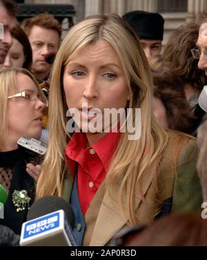 Heather Mills avec sa sœur Fiona laissant la Haute Cour de Londres à la suite d'un jugement sur le règlement de divorce avec son mari Sir Paul McCartney en 2008. Banque D'Images