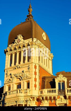 Tour de la Royal Asturian Mining Company bâtiment au coucher du soleil. Siège du Ministère de la culture de la Communauté de Madrid, Espagne. Banque D'Images