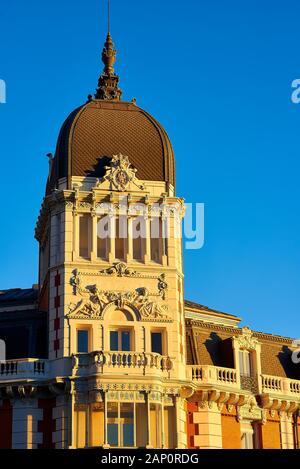 Tour de la Royal Asturian Mining Company bâtiment au coucher du soleil. Siège du Ministère de la culture de la Communauté de Madrid, Espagne. Banque D'Images