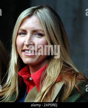 Heather Mills avec sa sœur Fiona laissant la Haute Cour de Londres à la suite d'un jugement sur le règlement de divorce avec son mari Sir Paul McCartney en 2008. Banque D'Images