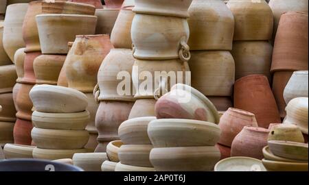 Des cruches d'argile pots de fleurs, l'arrière-plan Banque D'Images