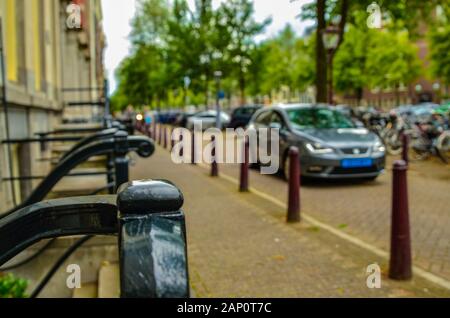 Amsterdam, Pays-Bas, août 2019. Une rue au centre : vue sur le vert sombre des garde-corps de la maisons avec entrée indépendante sur la rue et le jeu Banque D'Images