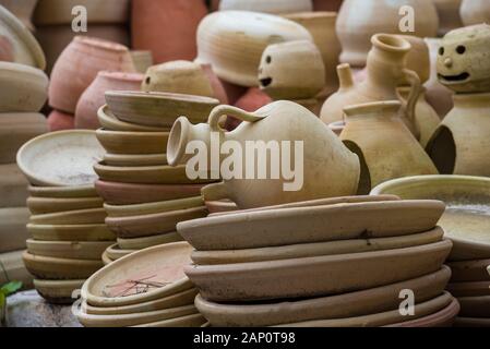 Des cruches d'argile pots de fleurs, l'arrière-plan Banque D'Images