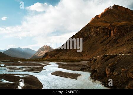 La rivière Spiti et Spiti valley flanquée de l'Himalaya à basse altitude avec des îles en été au crépuscule près de Kaza, Himachal Pradesh, Inde. Banque D'Images