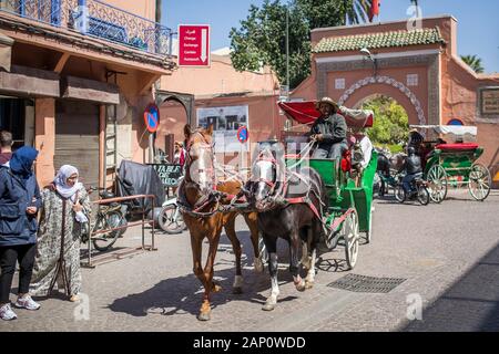 Marrakech, Maroc - 14 mars 2018 : calèche dans les rues de Marrakech, Maroc. Banque D'Images