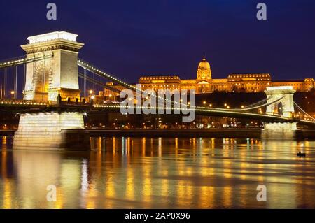 Chain Bridge over River Danube allumé au crépuscule, Budapest, Hongrie Banque D'Images