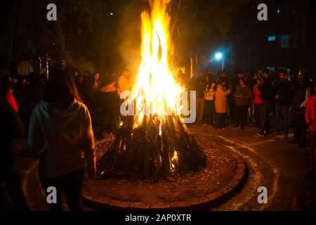 Gurgaon, Inde, vers 2020 - Photo d'un gigantesque feu de joie allumé pour l'heureuse fête de lohri ou Holi ou Holika Dahan. Le feu est entouré de Banque D'Images