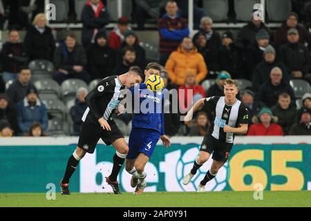 NEWCASTLE Upon Tyne, Angleterre - 18 janvier Ciaran Clark de Newcastle United chefs clairement de Chelsea's Andreas Christensen au cours de la Premier League match entre Newcastle United et Chelsea à St James Park, Newcastle Le samedi 18 janvier 2020. (Crédit : Mark Fletcher | MI News) photographie peut uniquement être utilisé pour les journaux et/ou magazines fins éditoriales, licence requise pour l'usage commercial Banque D'Images