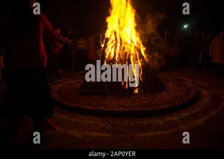 Gurgaon, Inde, vers 2020 - Photo d'un gigantesque feu de joie allumé pour l'heureuse fête de lohri ou Holi ou Holika Dahan. Le feu est entouré de Banque D'Images