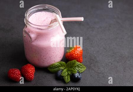 Ce smoothie aux fraises mûres,et les canneberges, de profiter de la propriétés antioxydantes des fruits rouges qui sont riches en vi Banque D'Images