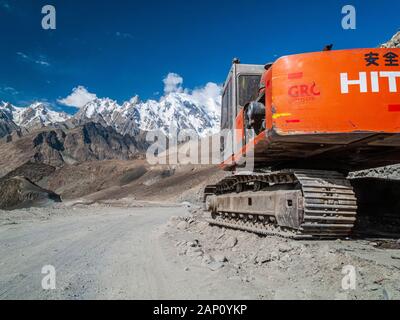 Construction de routes à Karakorum Highway par des travailleurs chinois, utilisant une caterpillar Banque D'Images