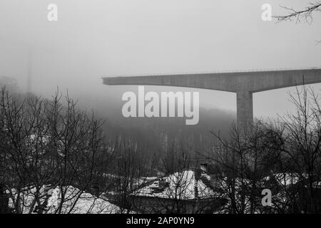 Épais brouillard d'hiver et construction de ponts en béton à grande vitesse dans la ville de Gabrovo, dans le nord de la Bulgarie, en Europe. Partie du périphérique, sponsorisé par l'Union européenne. Image en noir et blanc Banque D'Images