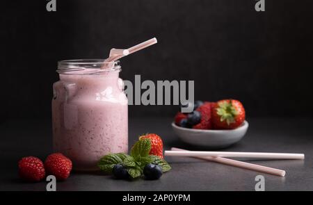 Ce smoothie aux fraises mûres,et les canneberges, de profiter de la propriétés antioxydantes des fruits rouges qui sont riches en vi Banque D'Images