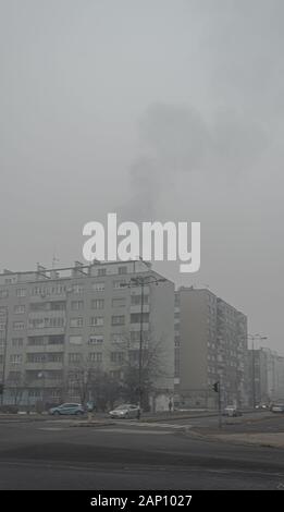 Sarajevo est la ville la plus polluée du monde. Cette photo montre un brouillard pollué sur les rues de Sarajevo. Banque D'Images