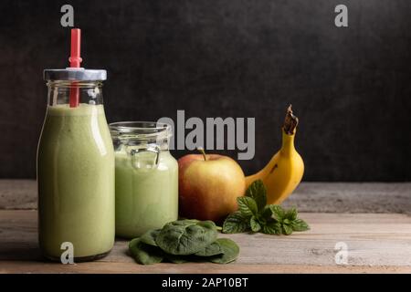 Smoothy végétariens faits maison avec les ingrédients suivants,épinards, pomme et banane. Banque D'Images