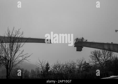 Épais brouillard d'hiver et construction de ponts en béton à grande vitesse dans la ville de Gabrovo, dans le nord de la Bulgarie, en Europe. Partie du périphérique, sponsorisé par l'Union européenne. Image en noir et blanc Banque D'Images