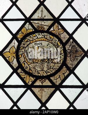 Vers un vitrail du xvie siècle représentant un phoenix, Greystoke, Cumbria Banque D'Images