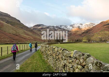 Les marcheurs en direction de la Selle End farm avec Crinkle Crags à venir, Lake District, Cumbria, Royaume-Uni Banque D'Images