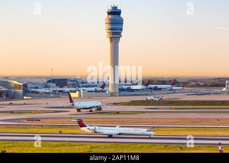 Atlanta, Géorgie - 3 Avril, 2019 : s'efforcer de Delta Connection Bombardier CRJ-900 de l'air avion à l'aéroport d'Atlanta (ATL) en Géorgie. Dans le monde d'utilisation | Banque D'Images