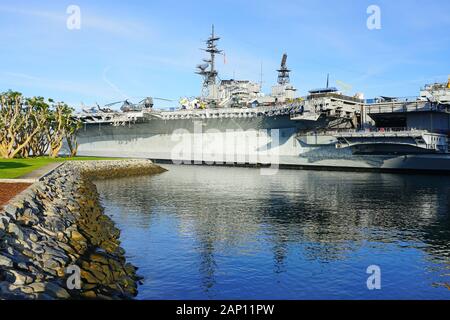 SAN DIEGO, CA - 3 JAN 2020- Vue extérieure de l'USS Midway, un porte-avions de la marine historique musée situé dans le centre-ville de San Diego, Californie, à Nav Banque D'Images