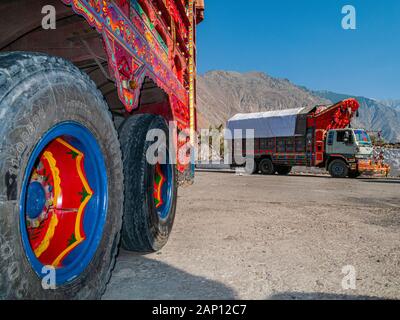 Détail des camions peints et colorés, conduisant sur les routes poussiéreuses de l'autoroute Karakorum Banque D'Images