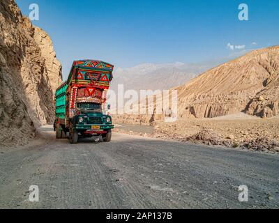 Des camions peints et colorés conduisent sur les routes poussiéreuses de l'autoroute Karakorum Banque D'Images