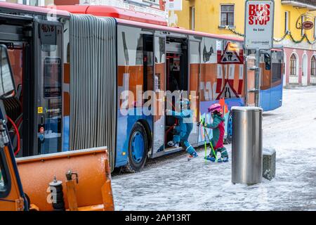 Saint-Moritz, Suisse - 22 décembre 2019 - Deux jeunes enfants skieurs dans leur ski wear prendre le bus pour aller faire du ski à St Moritz, Suisse le Déc Banque D'Images