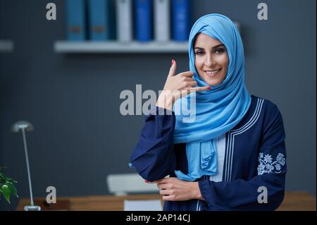 Femme musulmane using smartphone Banque D'Images