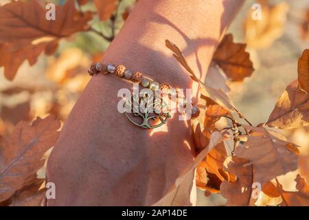 Homme de main poignet en automne nature avec pierre labradorite perles rudraksha minéral et métal bracelet pendentif en cuivre Banque D'Images