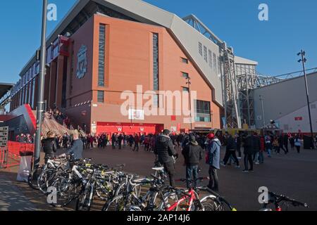 Des fans de Liverpool se rassemblent dans le parc du ventilateur avant d'un jeu de Premier League à Anfield contre Man Utd. Banque D'Images