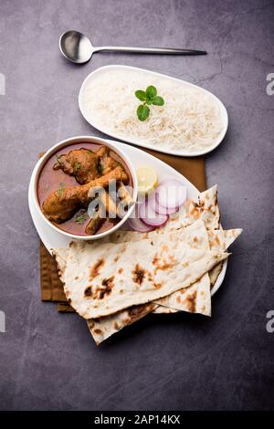 Hyderabadi mutton Paya, Nehari, nazari ou Nihari Masala. Servi avec Naan et riz. Sélectif Banque D'Images