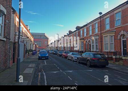 Maisons en terrasse sur une rue menant au Liverpool Football Club stade Anfield. Banque D'Images