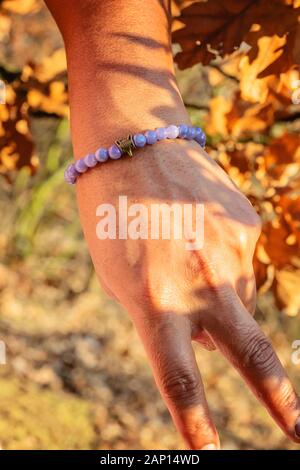 Homme de main poignet en automne nature avec labradorite bracelet en pierre minérale rudraksha Banque D'Images